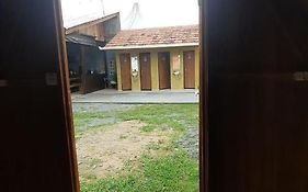 Cabana com Ar condicionado e area de cozinha e banheiro compartilhado a 10 minutos do Parque Beto Carrero